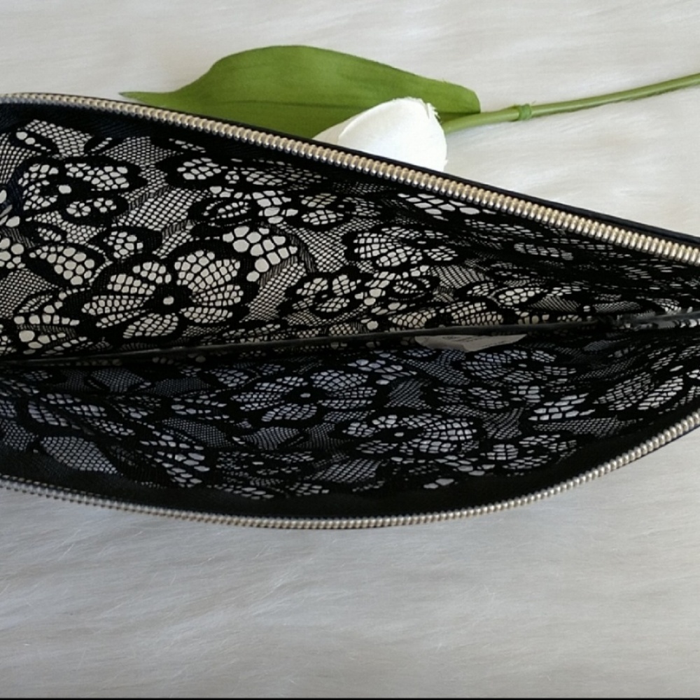 BEAUTIFUL VICTORIA'S SECRET POUCH.nwt - Picture 2 of 5